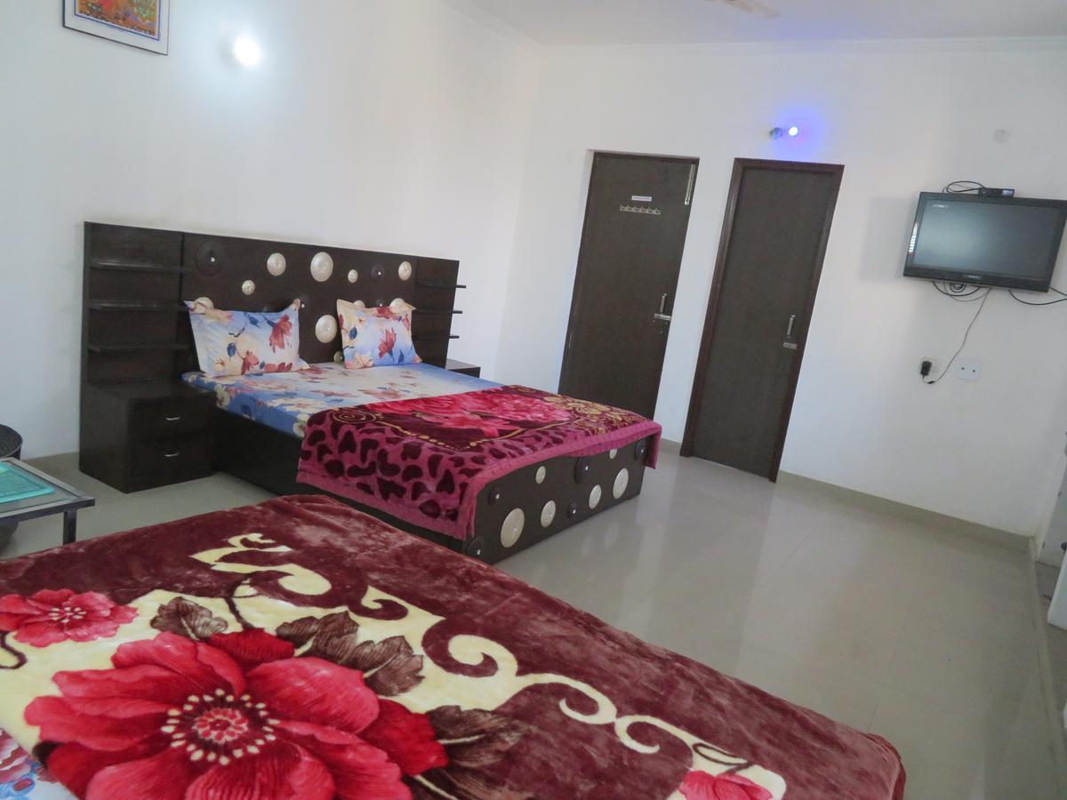 Nikunj Palace Hotel Vrindāvan Buitenkant foto